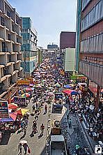 Рынок рядом со станцией метро Carriedo, Манила, Филиппины.