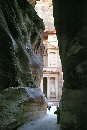 Ущелье и выход к Сокровищнице в Петре, Иордания.