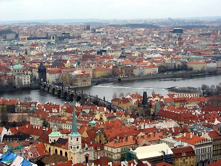 Вид на Прагу и Карлов мост с собора Витта, Чехия.