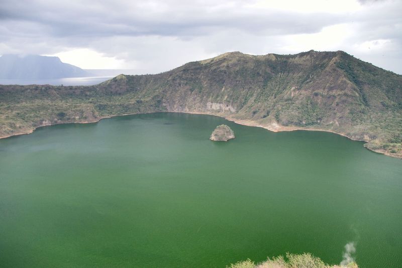 Озеро в кратере вулкана Тааль