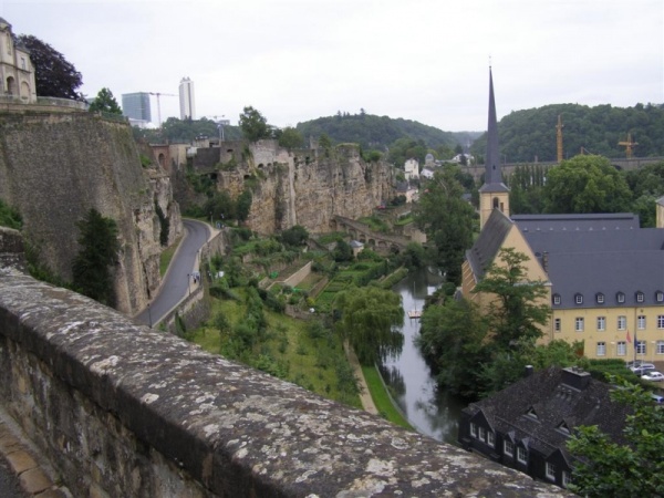 Живописные старые стены не охватить одним фото, как ни старайся... Люксембург.