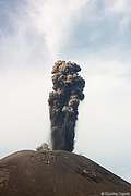 Извержение вулкана Анак Кракатау, Индонезия. (533x800 36Kb)