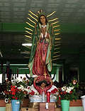 Алтарь с Мадонной украшает рынок в Уаутле, Мексика. (300x391 137Kb)