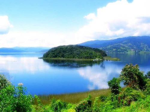 Озеро в хорошую погоду, Колумбия.