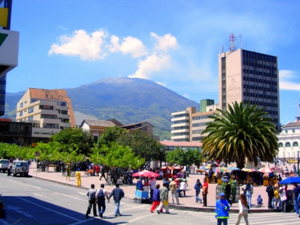 Вид на город и вулкан Галерас, Колумбия.