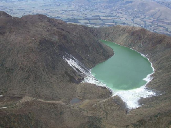 Зеленое озеро вулкана Асуфраль, Колумбия.
