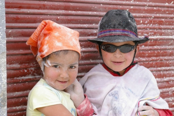 Дети на карнавале, Колумбия.