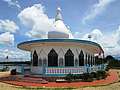Индуистский храм в Ватерлоо, на искусственном острове в заливе Пария.Каждый правоверный тринидадец-индуист мечтает о кремации здесь. (640x480 51Kb)