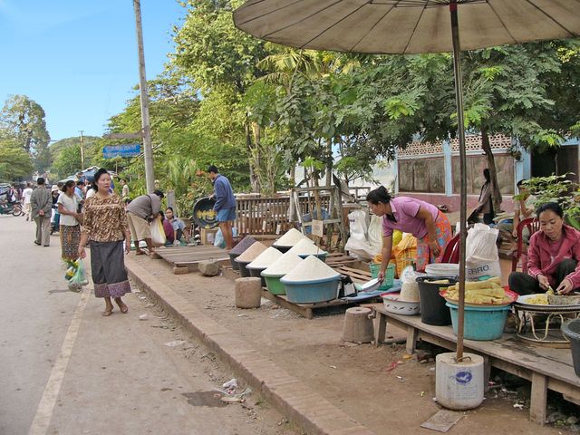 Луанг Прабанга, утренний рынок.