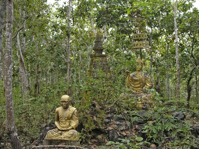 Луанг Прабанг. Храм, затерянный в джунглях на другой стороне Меконга.