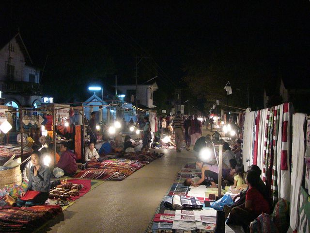 Луанг Прабанга, ночной рынок.