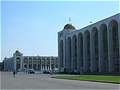 Главный проспект Бишкека. Можно прогуливаться и ощущать красоту города. (591x443 59Kb)
