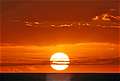 "...видела эти умопомрачительные закаты, когда солнце за несколько минут опускается в море, заливая оранжевым светом всю лагуну..." Маврикий. (800x541 275Kb)
