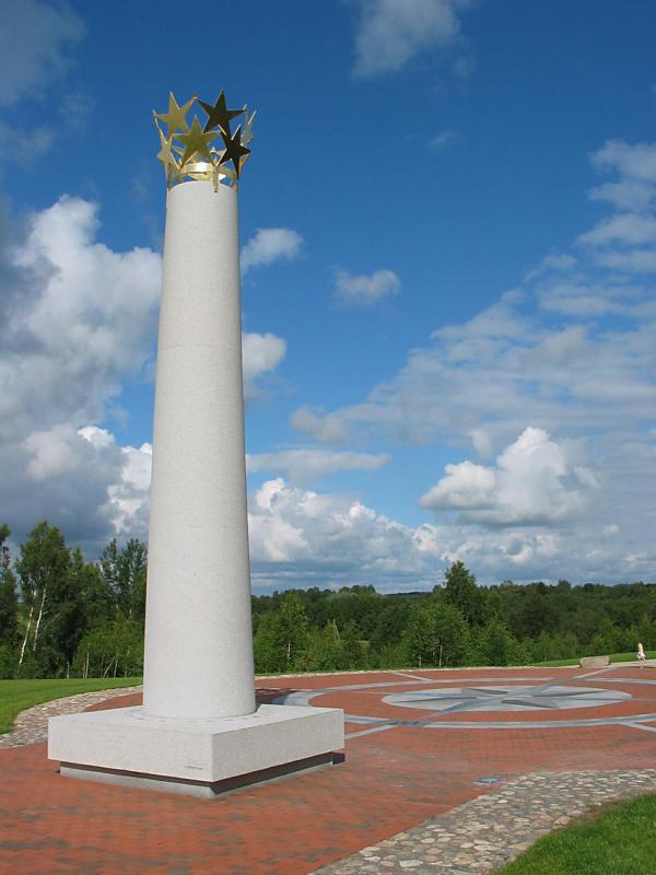 Обелиск, показывающий географический центр Европы вне Вильнюса, Литва.